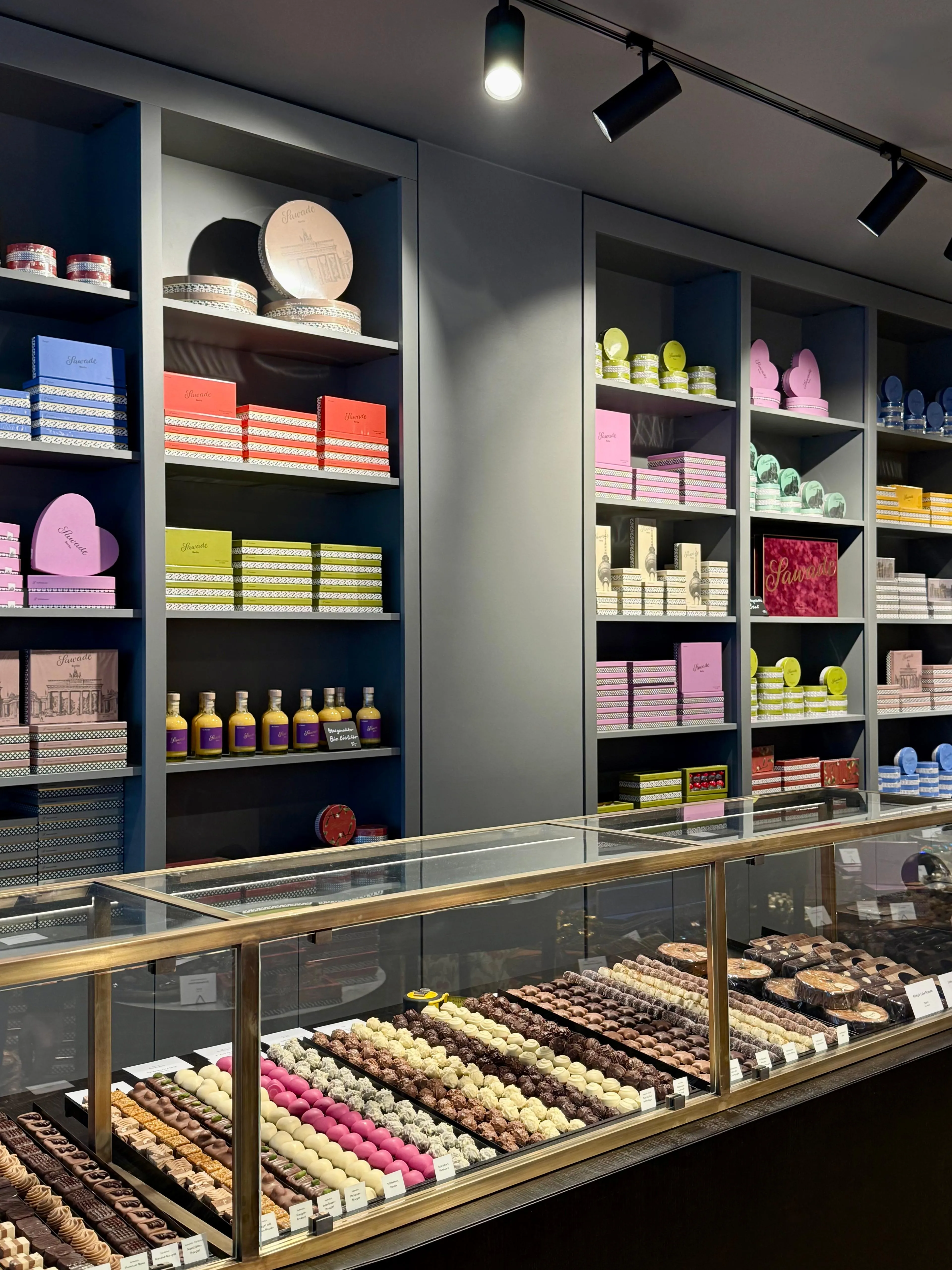 Filialbild: Pralinentheke und Rückwand mit Pralinenschachteln